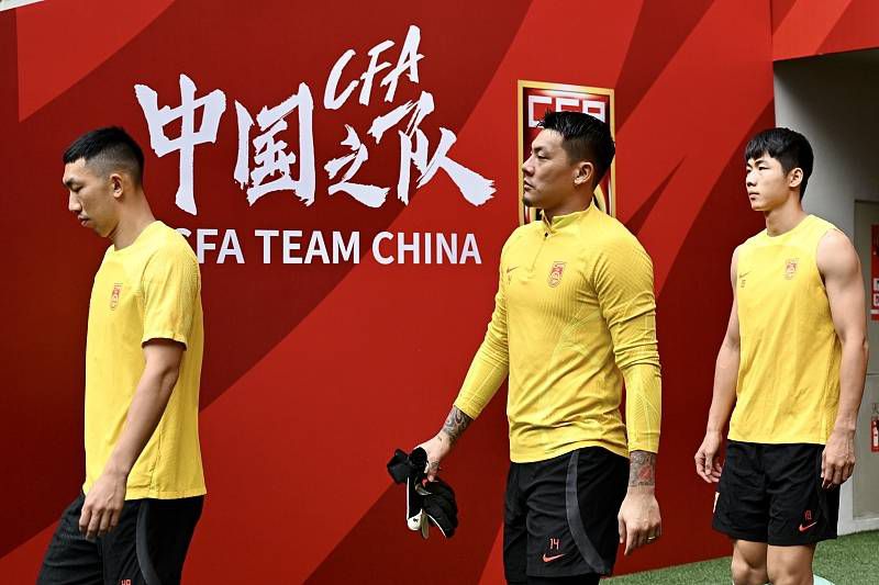 刘家辉就算再混蛋，他依旧是刘曼琼的爸爸，而刘曼琼虽然表面上对刘家辉一直充满芥蒂，但叶辰看得出，她心中与刘家辉依旧父女情深。
